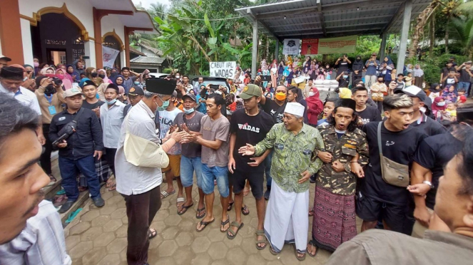 Gubernur Jateng Ganjar Pranowo disambut hangat warga Desa Wadas.
