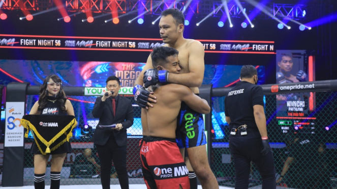 Momen Windri Patilima memeluk Alex Munster di Fight Night 56 One Pride MMA