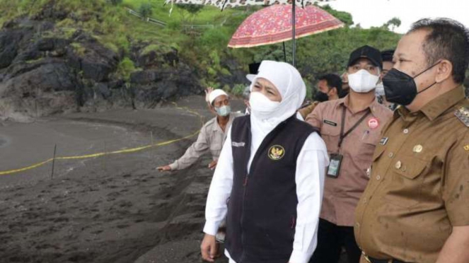 Gubernur Jawa Timur Khofifah Indar Parawansa bersama Bupati Jember Hendy Siswanto meninjau lokasi kegiatan ritual Kelompok Tunggal Jati Nusantara di Pantai Payangan Jember, Senin, 14 Februari 2022.