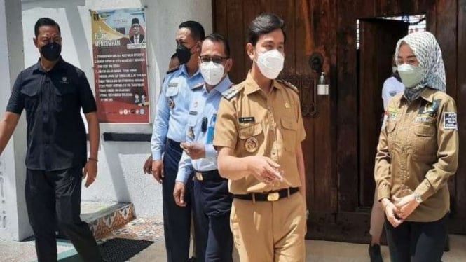 Wali Kota Surakarta Gibran Rakabuming Raka bersama Anggota Komisi III DPR Eva Yuliana (kanan) dan Kepala Kantor Wilayah Kemenkumham Jawa Tengah A Yuspahruddin (tiga dari kanan) di Rutan Kelas 1 Surakarta, Senin, 14 Februari 2022.