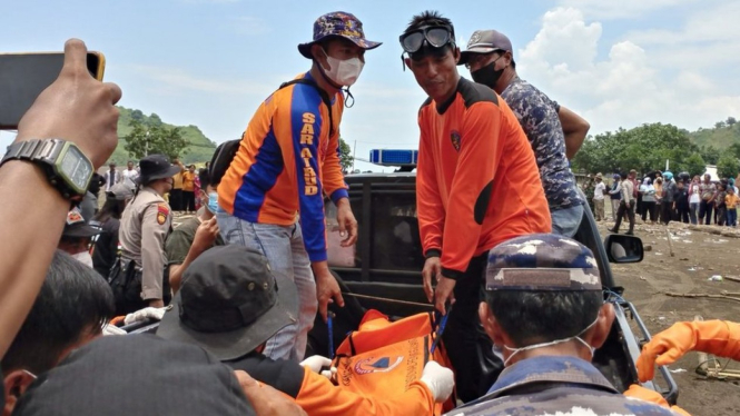 Tim SAR membawa korban arus yang hanyut di Pantai Payangan. Antara via BBC Indonesia