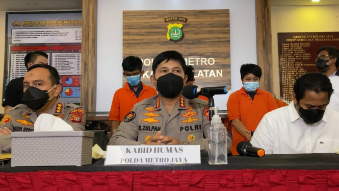 Polisi saat merilis pelaku dalam kasus pembunuhan terhadap Fiky. 