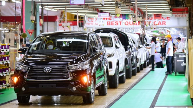 Perakitan mobil Toyota Kijang Innova di pabrik TMMIN.