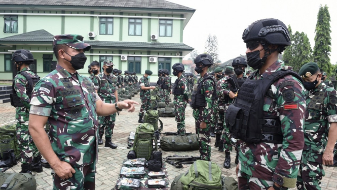 VIVA Militer: Wakasad Mayjen TNI Agus S. cek kesiapan pasukan Taipur Kostrad