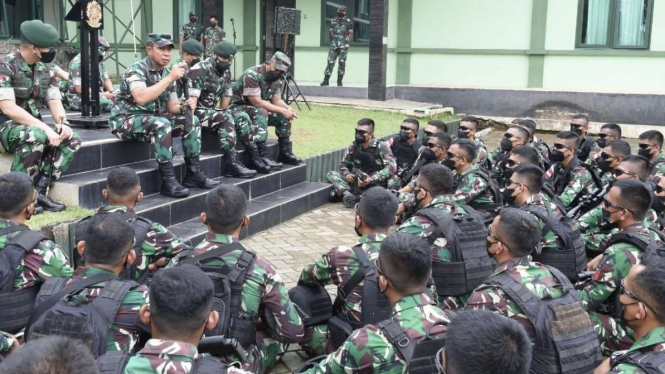 VIVA Militer: Wakasad Mayjen TNI Agus S. bersama pasukan Taipur Kostrad