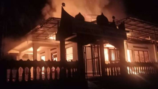 Api membakar Masjid Taqwa Batang Damar, Jorong Tantaman, Nagari Tigo Koto Silungkang, Kecamatan Palembayan, Kabupaten Agam, Sumatera Barat, pada Selasa malam, 15 Februari 2022.