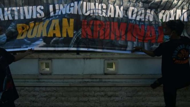 Sejumlah aktivis lingkungan dari Jaringan Advokasi Tambang (Jatam) Sulawesi Tengah membentangkan spanduk saat berunjuk rasa di depan Gedung DPRD Sulawesi Tengah di Palu, Sulawesi Tengah, Kamis, 10 Desember 2020.