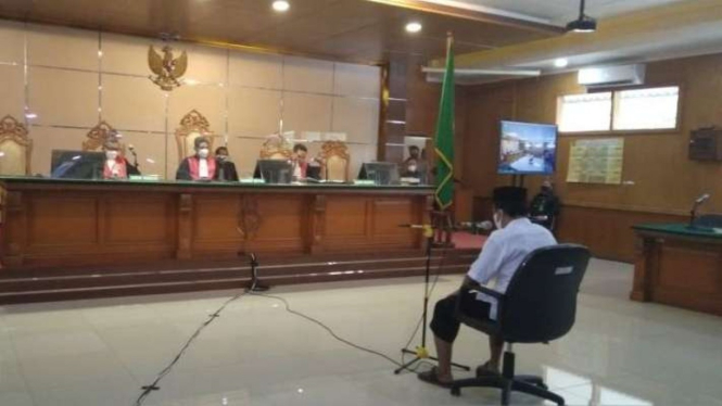 Terdakwa pemerkosaan 13 santriwati, Herry Wirawan, mendengarkan putusan hakim dalam sidang di Pengadilan Negeri Bandung, Jawa Barat, Selasa, 15 Februari 2022.