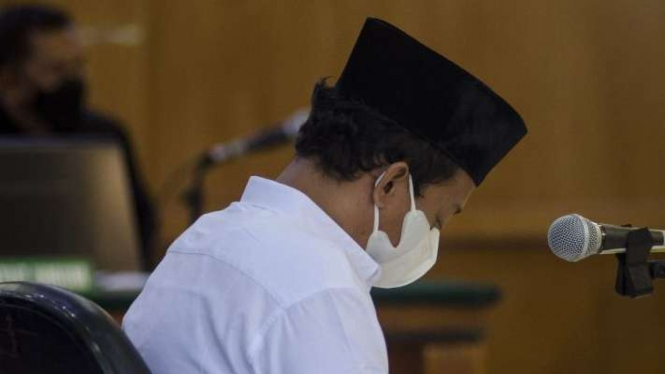 Terdakwa kasus kekerasan seksual terhadap anak Herry Wirawan mendengarkan putusa