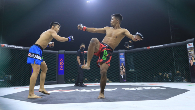 Suwardi bertarung dengan Rama Supandhi di Fight Night 56 One Pride MMA