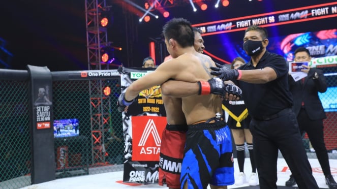 Suwardi dan Rama Supandhi berpelukan usai bertarung di Fight Night 56 One Pride