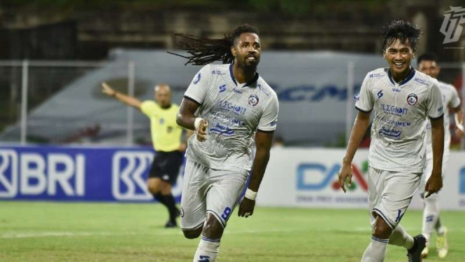 Pemain Arema FC rayakan gol Carlos Fortes.