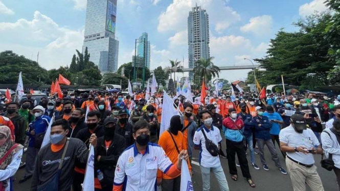 Buruh demo di depan Kemenaker soal aturan pencairan JHT umur 56 tahun.