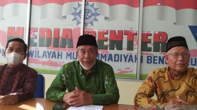 Ketua Muhammadiyah Bengkulu Syaifullah saat menyampaikan keterangan pers tentang penonaktifan tiga orang pengurusnya yang kini berstatus tersangka teroris, Rabu, 16 Februari 2022.