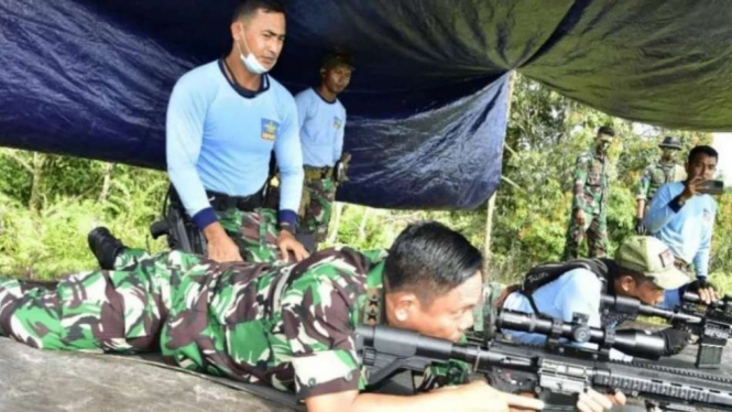 VIVA Militer: Pangkoarmada III uji kemampuan Sniper bersama prajurit Satkopaska