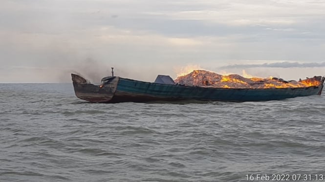 VIVA Militer: KLM Samudera Indah terbakar di Perairan Pulau Merbau