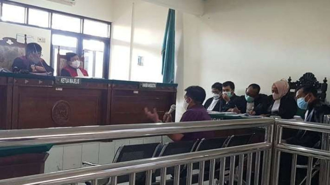 Orang tua Zidan Muhammad Faza, taruna PIP Semarang yang tewas dianiaya seniornya, Rif'an, memberikan keterangan di Pengadilan Negeri Semarang, Rabu, 16 Februari 2022.
