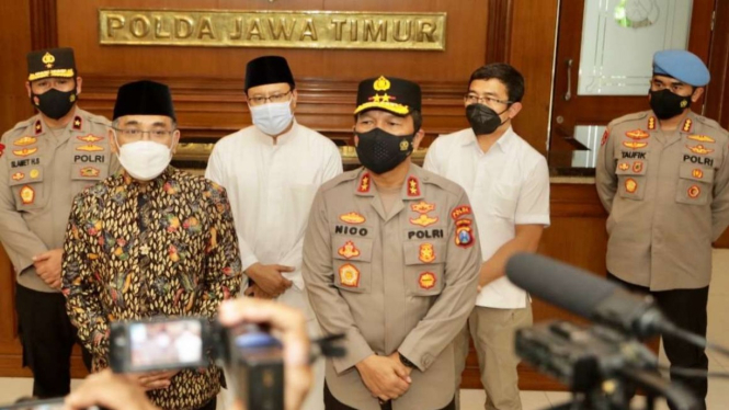 Ketua Umum NU Yahya Cholil Staquf saat bersilaturrahim dengan Kepala Polda Jawa Timur Irjen Pol Nico Afinta di Surabaya Rabu sore, 16 Februari 2022.