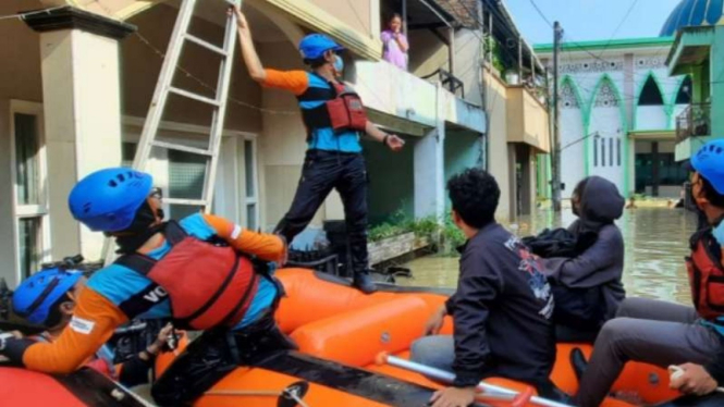 Banjir rendam pemukiman penduduk di Bekasi.
