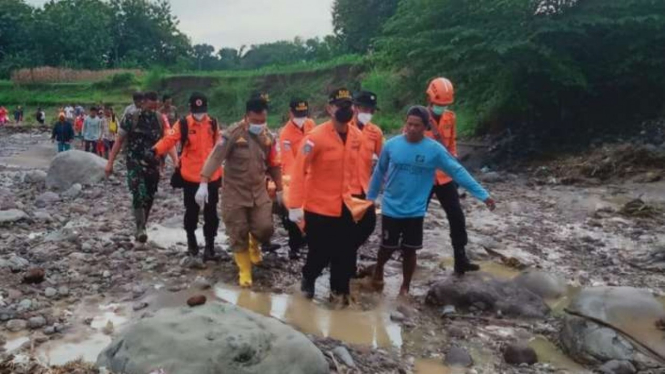 Tim SAR gabungan mengevakuasi korban terbawa arus Sungai Taruman Kendal.