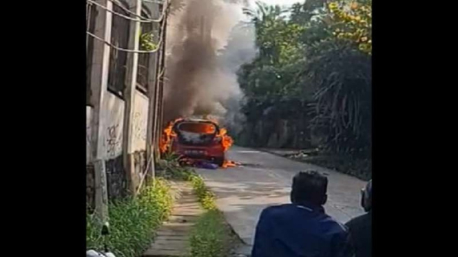 Mobil Daihatsu Ayla terbakar di Tanah Baru, Depok