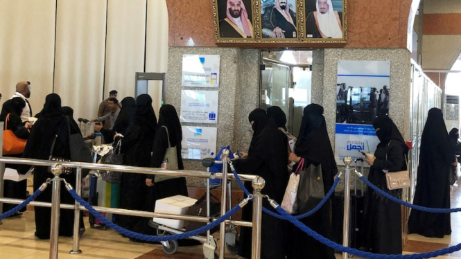 Selama ini perempuan Saudi hanya bekerja di bidang yang terbatas seperti guru dan tenaga kesehatan karena ketatnya pemisahan jender. (Reuters:Â Hamad I Mohammed)