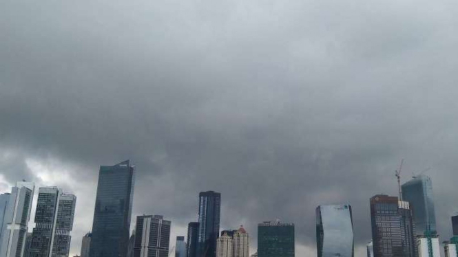 Arsip foto - Mendung tebal menghiasi langit Jakarta diamati dari Setiabudi,.