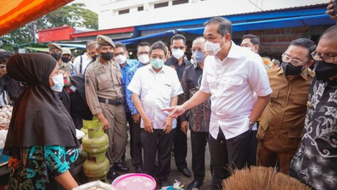 Mendag Lutfi cek pasokan dan harga minyak goreng di Makassar.