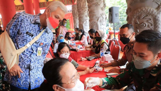 Gubernur Jawa Tengah Ganjar Pranowo saat menghadiri kegiatan vaksinasi massal di Sam Poo Kong, Semarang, yang dihadiri secara virtual oleh Presiden Joko Widodo, Kamis, 17 Februari 2022.