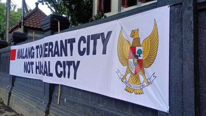 Spanduk 'Malang Tolerant City Not Halal City' terpasang di Gedung DPRD