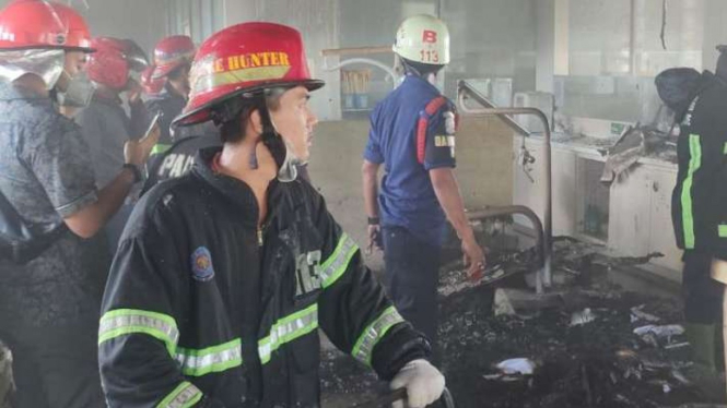 Petugas berupaya memadamkan api yang membakar Rumah Sakit Gigi Baiturrahmah di kota Padang, Sumatera Barat, Kamis, 17 Februari 2022.