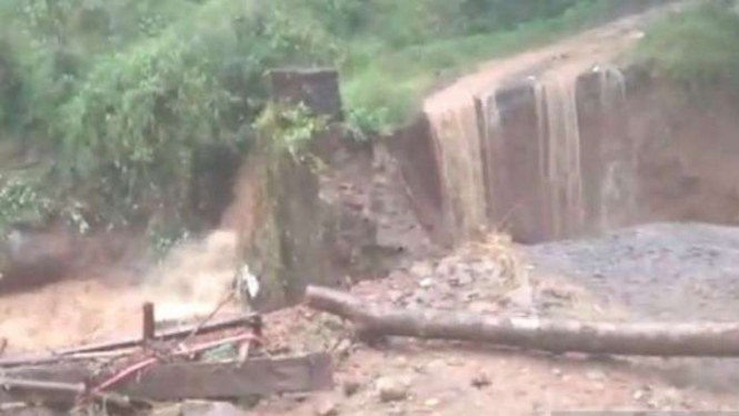 Jembatan penghubung sepanjang 13 meter dengan lebar 5 meter yang membentang di Desa Mekarmukti, Kecamatan Cibinong, Cianjur, Jawa Barat, penghubung Cianjur-Bandung, putus akibat dihantam arus sungai, Kamis, 17 Februari 2022.