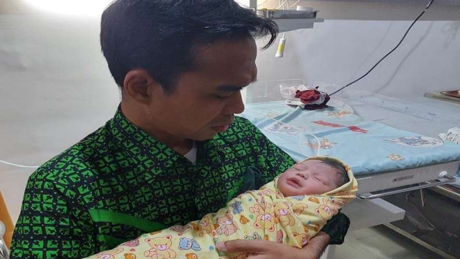 UAS menggendong anaknya dari istri nya Fatimah Az Zahra