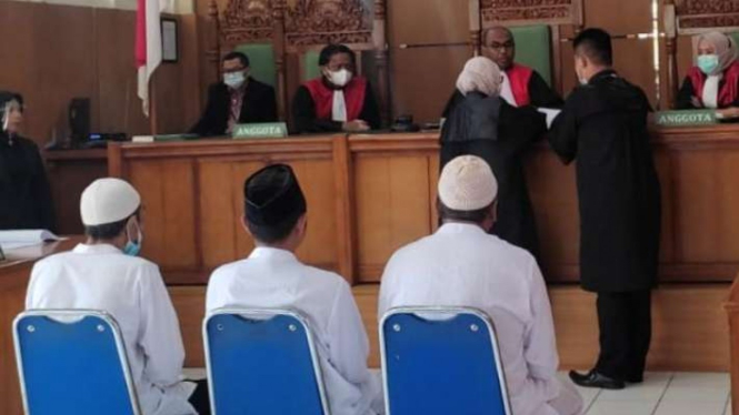 Tiga orang yang mendaku sebagai jenderal Negara Islam Indonesia (NII), terdakwa kasus makar, menjalani sidang perdana di Pengadilan Negeri Garut, Jawa Barat, Kamis, 17 Februari 2022.