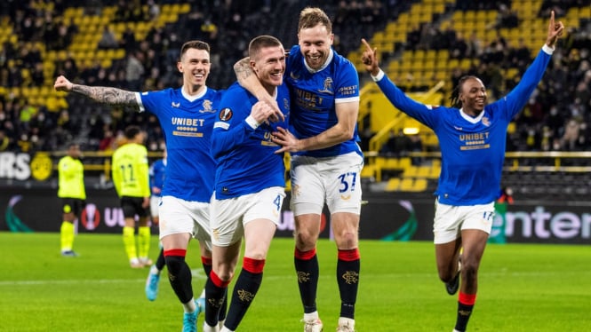 Pemain Glasgow Rangers merayakan gol