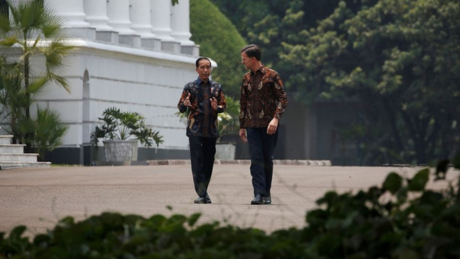 Presiden Indonesia Joko Widodo dan Perdana Menteri Belanda Mark Rutte berjalan saat bertemu di Istana Bogor pada 7 Oktober 2019. (Reuters: Willy Kurniawan) ()