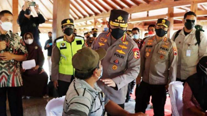 Kapolri Jenderal Listyo Sigit Prabowo tinjau vaksinasi di Borobudur, Magelang.