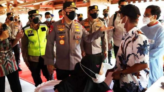 Kapolri Jenderal Listyo Sigit Prabowo tinjau vaksinasi di Borobudur, Magelang.