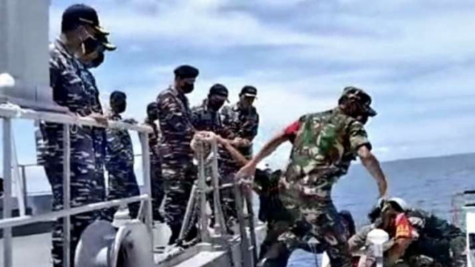 VIVA Militer: TNI AL bawa benda mirip Rudal Berbendera AS ke KRI Fatahillah–361