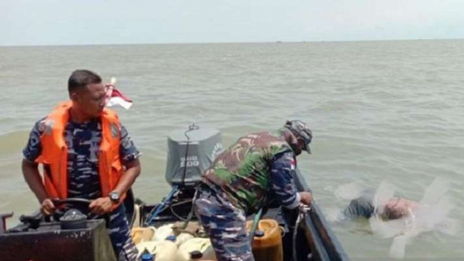 Satu awak korban kapal KLM Samudera Indah yang terbakar di perairan Kepulauan Meranti ditemukan mengambang di Perairan Selat Bengkalis oleh tim SAR gabungan, Jumat, 18 Februari 2022.
