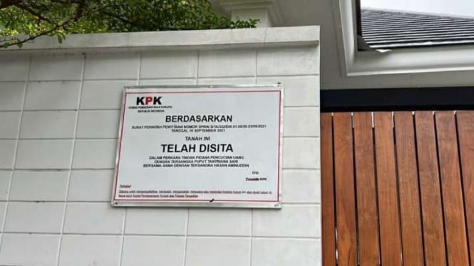 Komisi Pemberantasan Korupsi (KPK) memasang plang penyitaan di salah satu aset milik Bupati nonaktif Probolinggo Puput Tantriana Sari dalam kasus dugaan tindak pidana pencucian uang (TPPU).