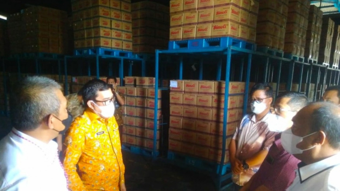 Satgas Pangan Sumut saat menyidak gudang minyak goreng di Kabupaten Deli Serdang