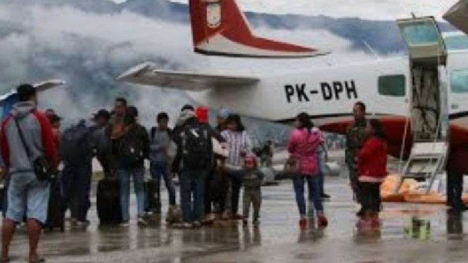 Kegiatan operasional bandara Aminggaru Ilaga, Kabupaten Puncak, Papua. 