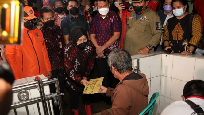 Mensos Risma dalam kunjungannya ke lokasi banjir di Sukabumi