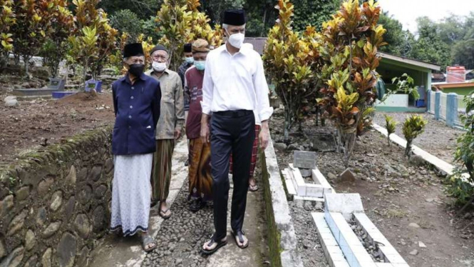 Gubernur Jawa Tengah Ganjar Pranowo ziarah ke makam Kiai Hisyam 