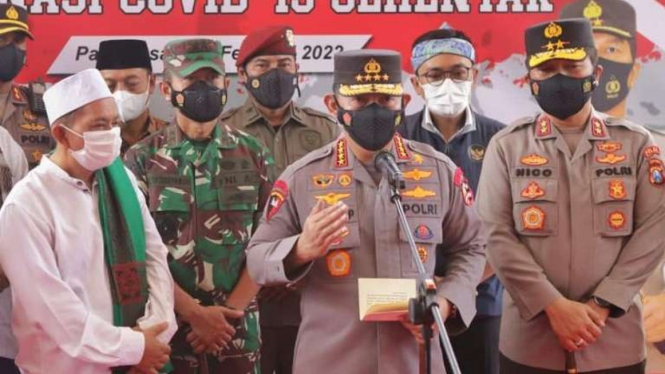 Kepala Polri Jenderal Listyo Sigit Prabowo meninjau vaksinasi di Pamekasan, Madura, Jawa Timur, Sabtu, 19 Februari 2022.