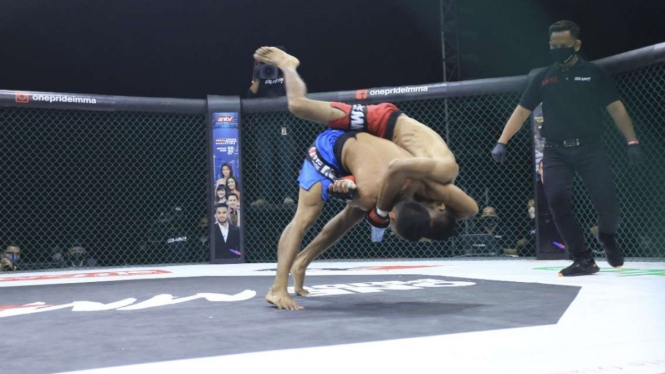 Syarjan Sadik memenangkan pertandingan melawan Anwar Hidayat di Fight Night 56