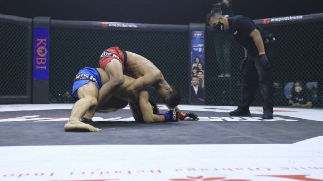 Sutrisno berduel keras dengan Bobby Yauri di Fight Night 56 One Pride MMA