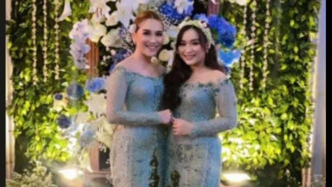 Potret siraman adik Ayu Ting Ting