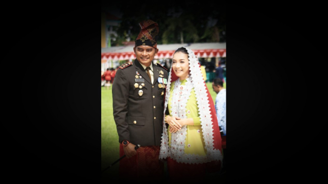 VIVA Militer: Letkol Arh Hari Atmaja bersama istri.